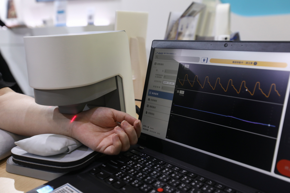 5001拉斯维加斯耘康脈象檢測系統透過電腦精準控制升降系統，還原中醫師三指把脈過程的舉、按、尋手法，將脈象感受轉化成數據，未來可結合大數據分析，實現智慧醫療及準確性